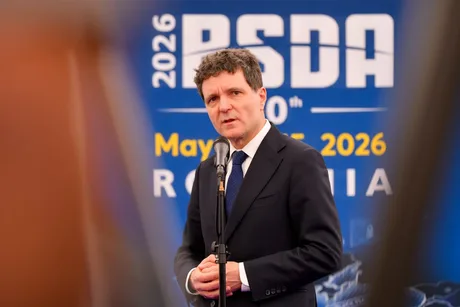 Cristian Ghinea discutând despre criza politică din București.
