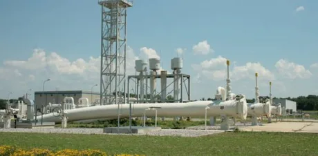 Instalație de extracție petrolieră în peisajul industrial.