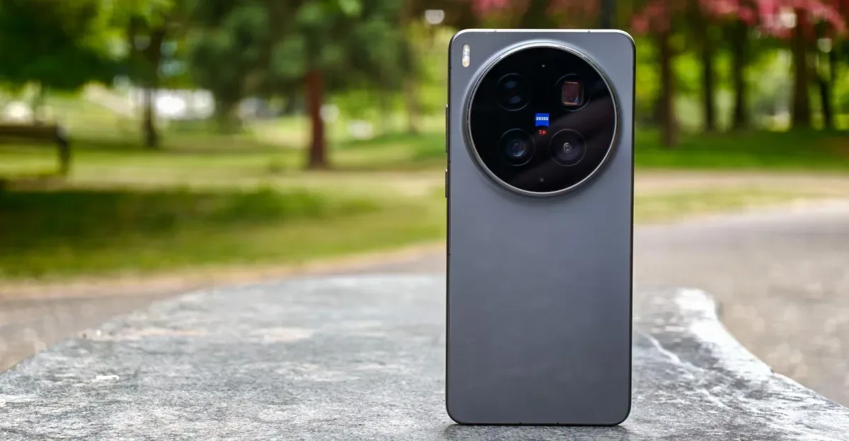Vivo X300 Ultra cu un sistem foto echilibrat și trei camere excelente.