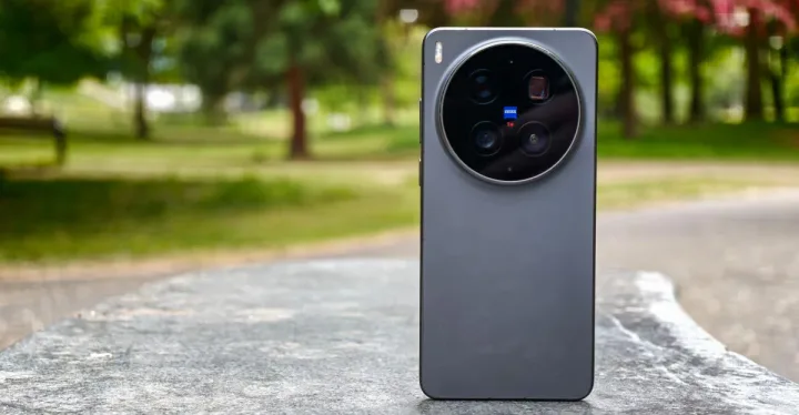 Vivo X300 Ultra cu un sistem foto echilibrat și trei camere excelente.