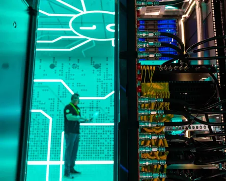 Un spațiu tehnologic modern, cu echipamente avansate și iluminare futuristă.