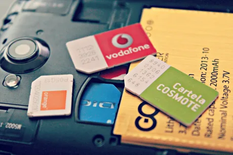Cartela SIM de la diferiți operatori telecom pe un telefon mobil.