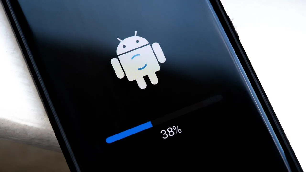 Un telefon Android în timpul actualizării software-ului, cu logo-ul Android vizibil.