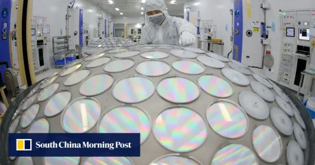 Un tehnician lucrează într-o fabrică de cipuri LED din China.