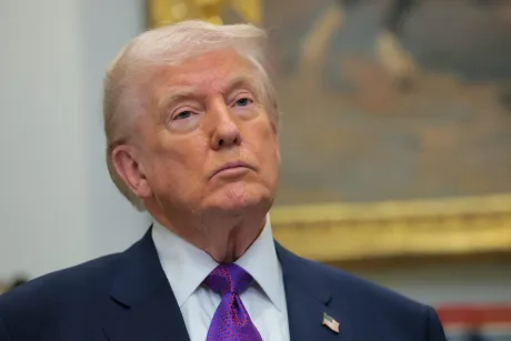 Donald Trump ascultând detalii despre negocierile cu Iranul.