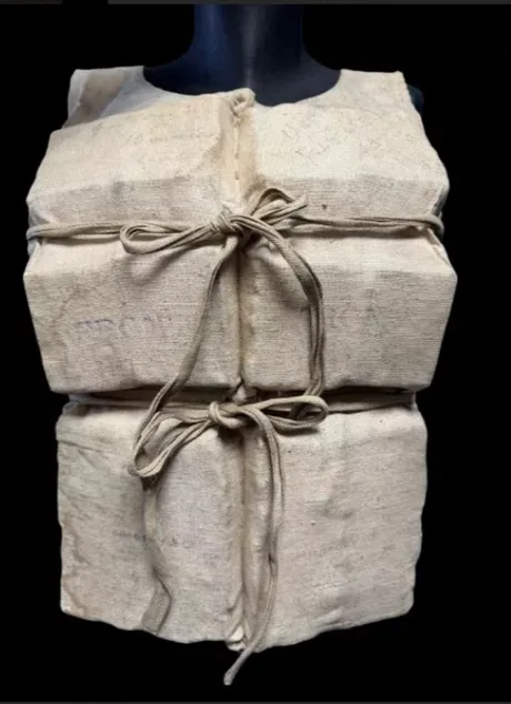 Vesta de salvare istorică din perioada Titanic, expusă la licitație.