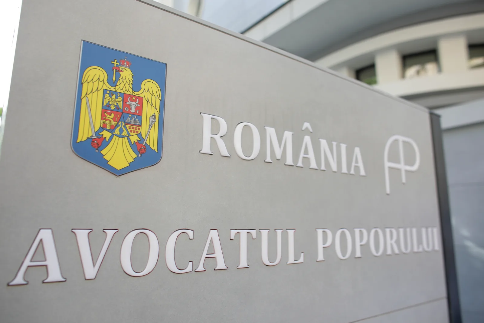 Sediul Avocatului Poporului din România, cu sigla națională vizibilă.