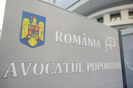 Sediul Avocatului Poporului din România, cu sigla națională vizibilă.