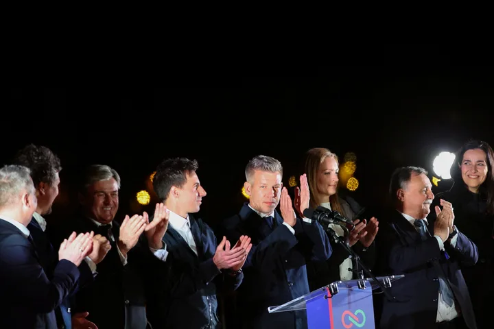 Péter Magyar și susținătorii săi sărbătoresc victoria în alegeri, marcând o schimbare politică importantă.