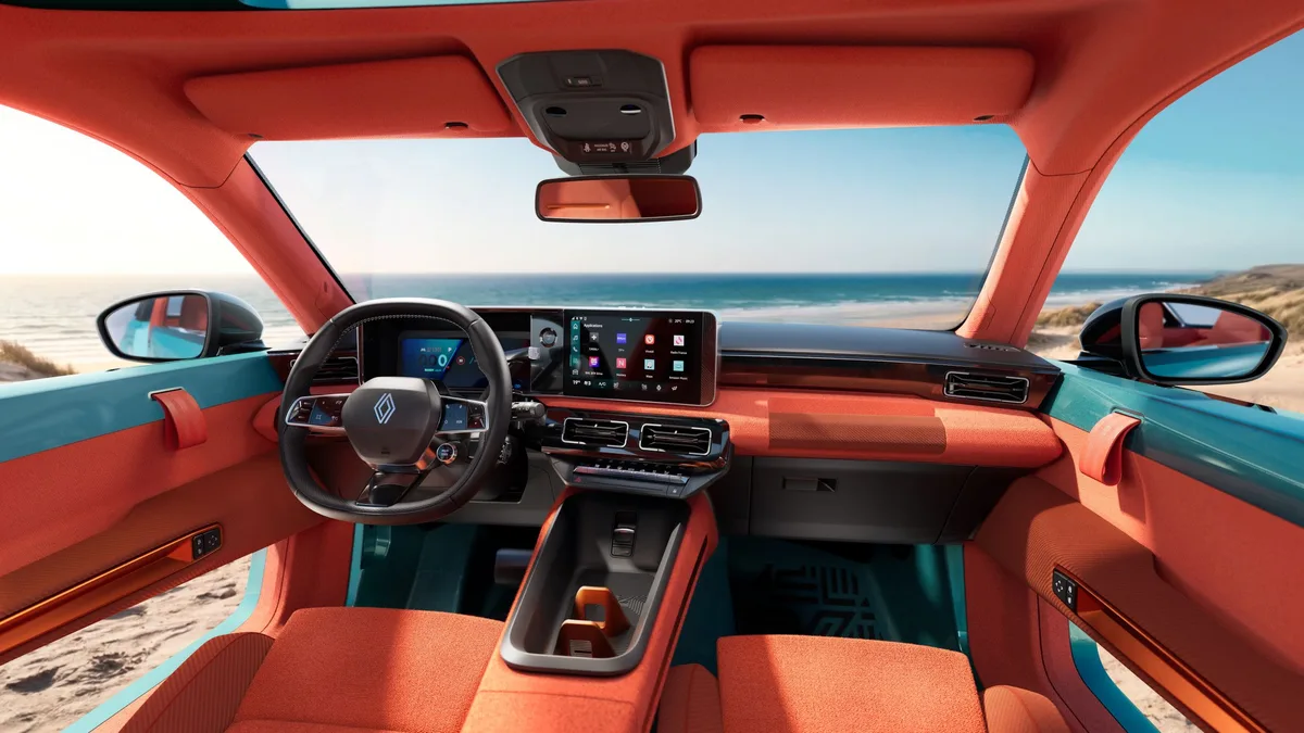 Interior modern al conceptului Renault 4 JP4x4 cu detalii portocalii.