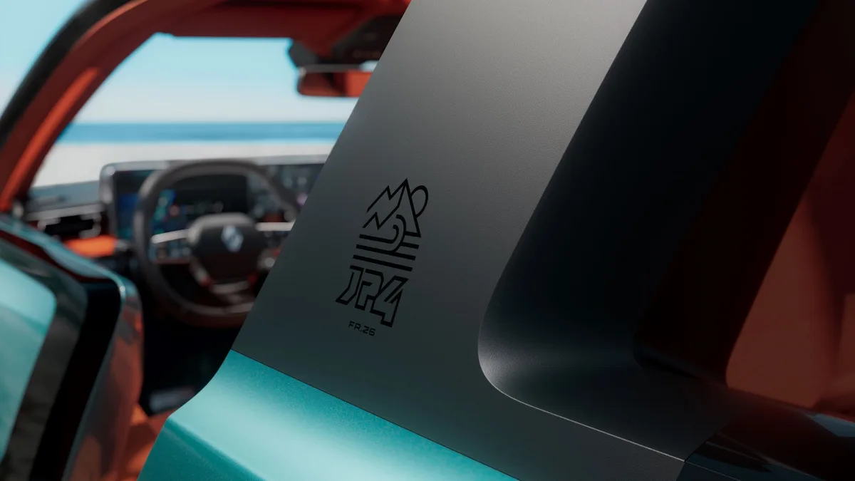 Logo-ul JP4 pe caroseria vehiculului electric.