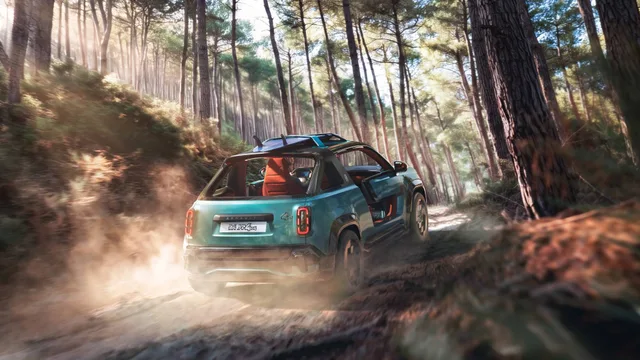Renault 4 JP4x4 Concept pe un drum forestier, praf ridicat.