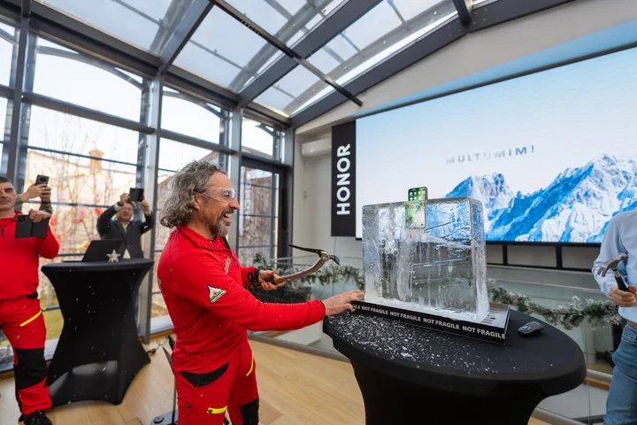 Demonstrație de rezistență a telefonului HONOR în condiții extreme, la evenimentul de lansare.