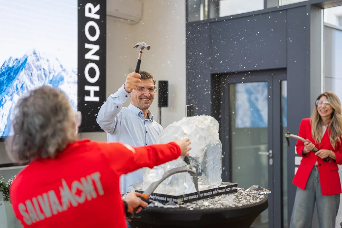 Demonstrație de eliberare a telefonului din gheață la evenimentul HONOR.