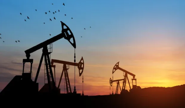 Pompe de extracție a petrolului la apus, simbolizând criza energetică.