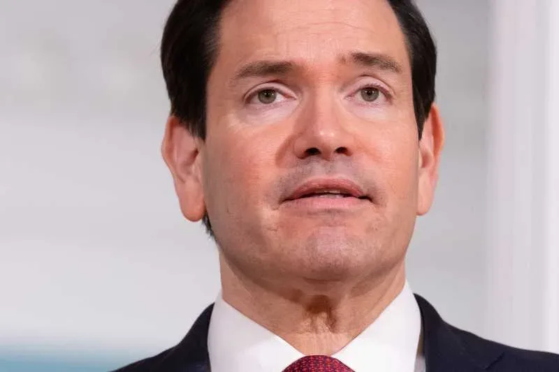 Marco Rubio discutând cu Papa Leon al XIV-lea la Vatican.