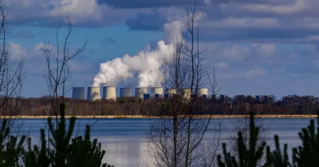 Peisaj industrial cu centrale electrice și emisii de vapori.