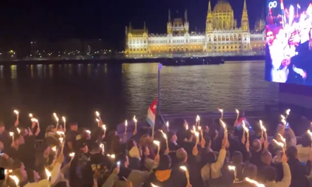Oameni sărbătoresc victoria opoziției pe malul Dunării în Budapesta.