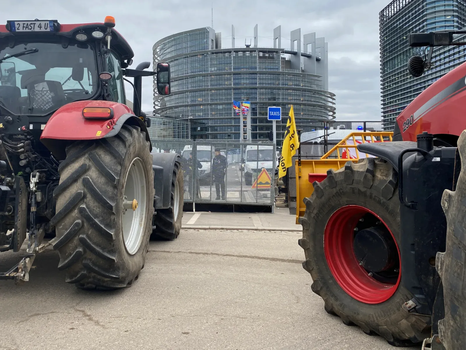 Tractoare parcate în fața clădirii Parlamentului European la Bruxelles.