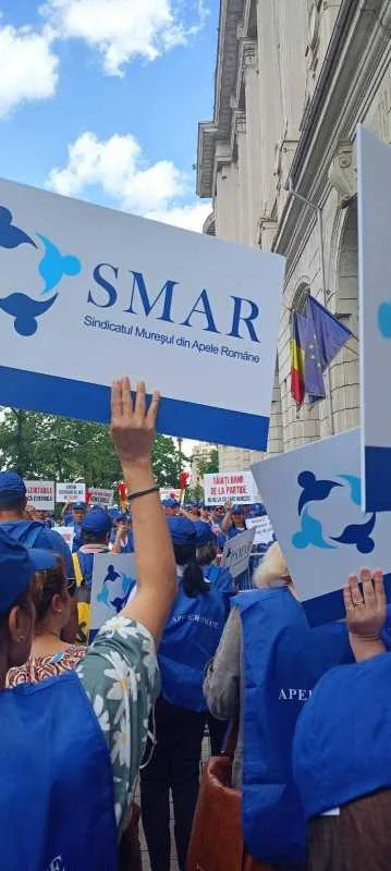 Protest al sindicaliștilor din Apele Române pentru condiții mai bune de muncă.