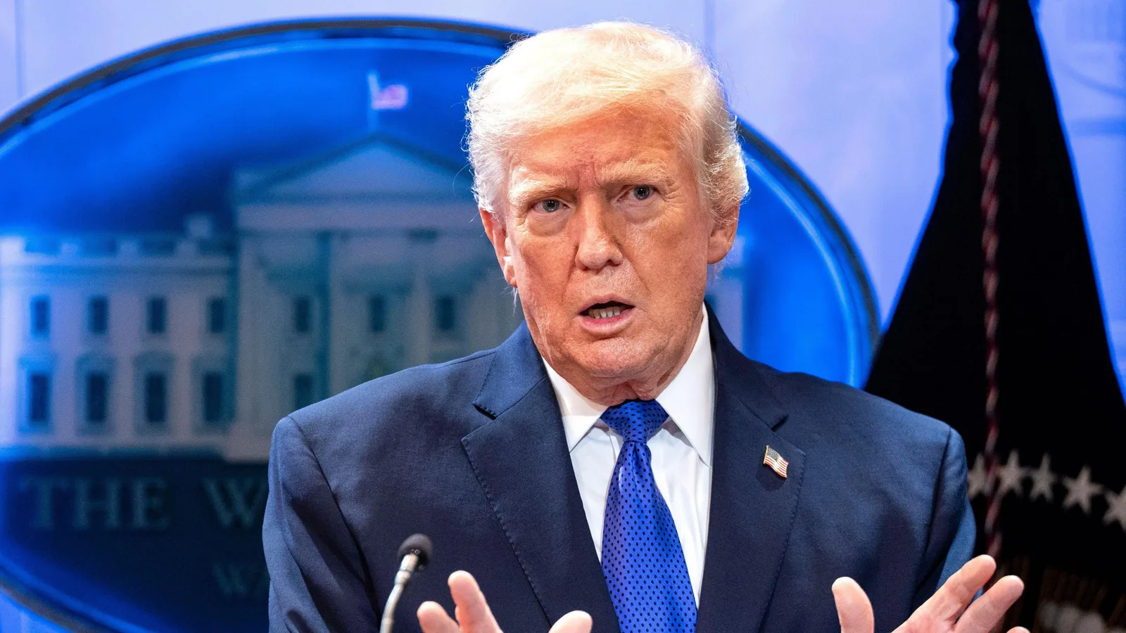 Donald Trump discutând despre tarifele comerciale impuse recent.