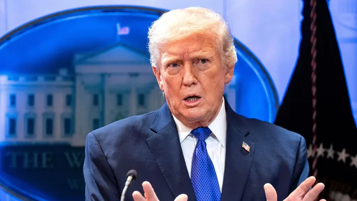 Donald Trump discutând despre tarifele comerciale impuse recent.