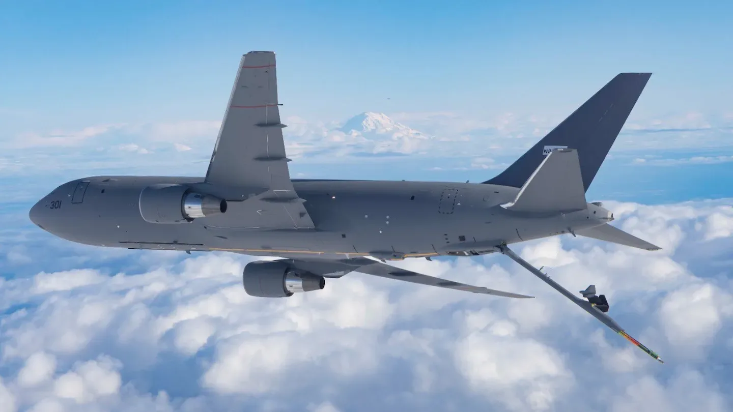 Avion cisternă Boeing KC-46A Gideon zburând deasupra norilor.