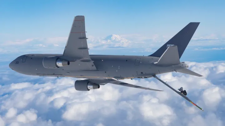 Avion cisternă Boeing KC-46A Gideon zburând deasupra norilor.