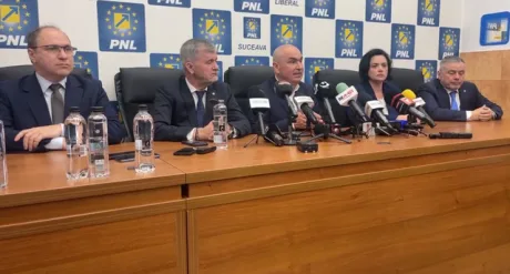 Conferință de presă PNL la Suceava, cu lideri discutând despre criza politică.