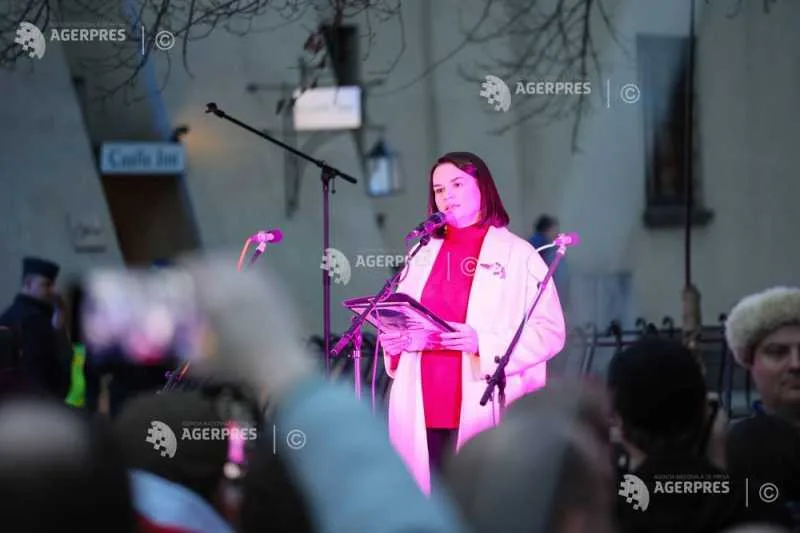 Svetlana Tihanovskaia vorbește la un miting în Kiev, susținând libertatea Belarusului.