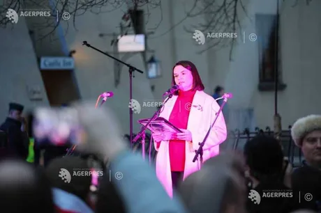 Svetlana Tihanovskaia vorbește la un miting în Kiev, susținând libertatea Belarusului.