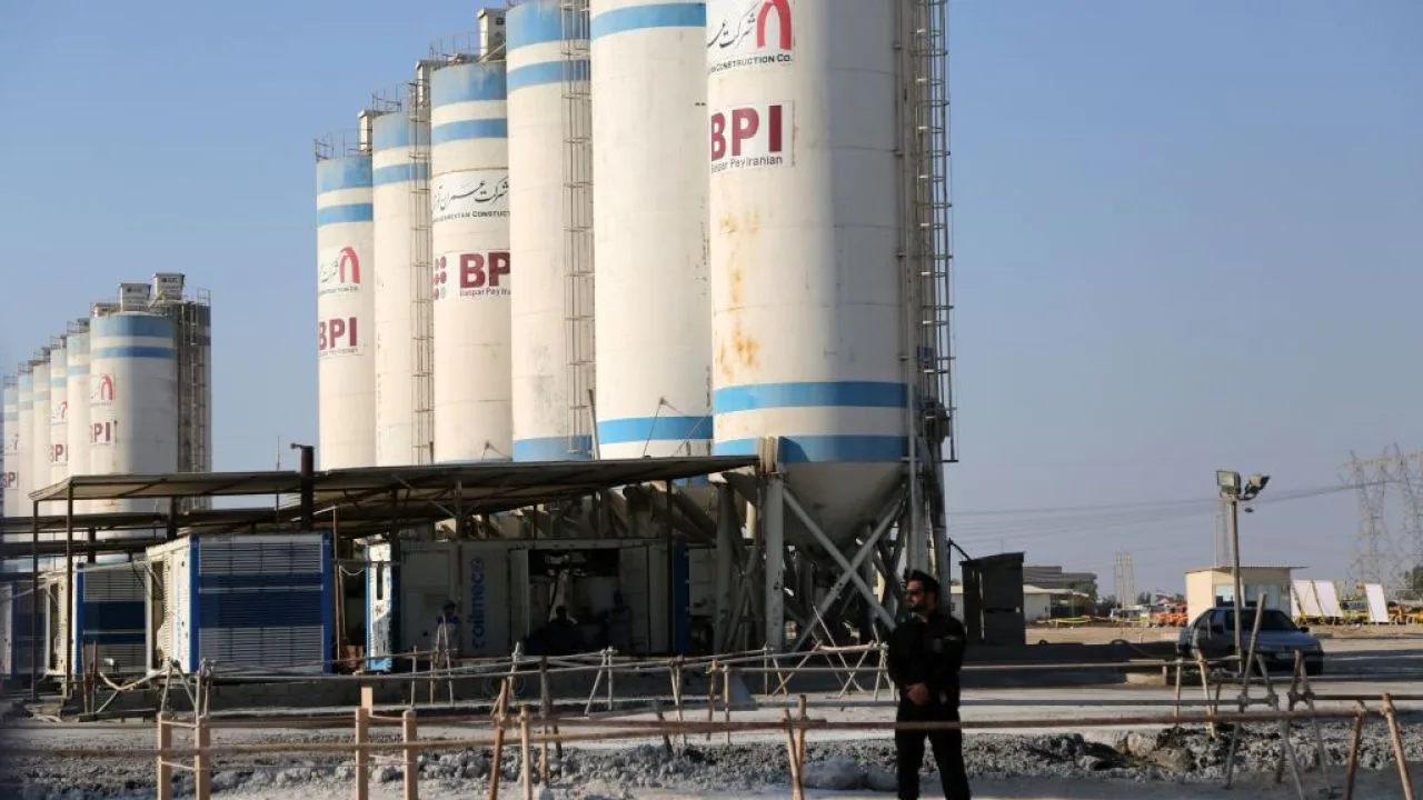 Centrala nucleară Bushehr din Iran, cu echipamente de mentenanță vizibile.