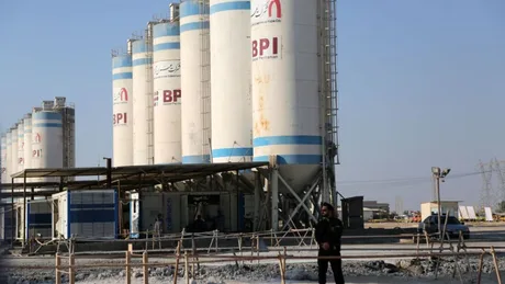 Centrala nucleară Bushehr din Iran, cu echipamente de mentenanță vizibile.