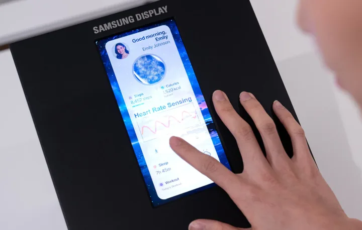 Ecran OLED cu senzori biometrici pentru măsurarea sănătății utilizatorului.