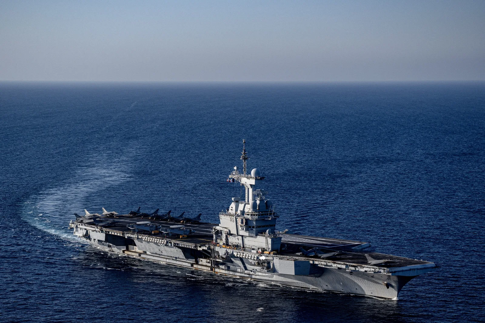 Portavionul Charles de Gaulle navighează în Marea Arabiei, aproape de Strâmtoarea Ormuz.