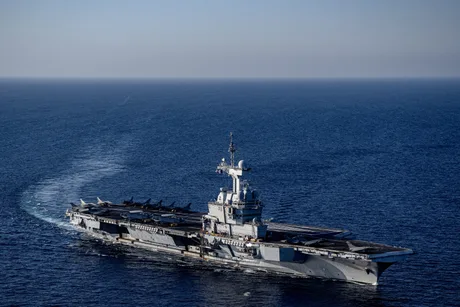 Portavionul Charles de Gaulle navighează în Marea Arabiei, aproape de Strâmtoarea Ormuz.
