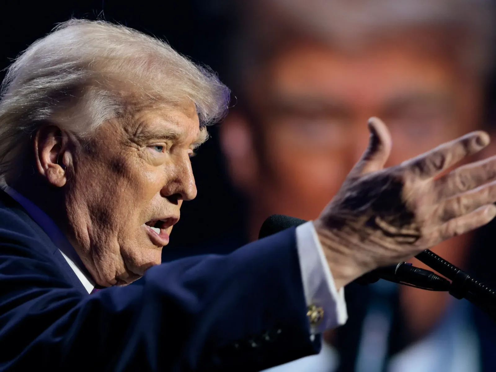 Donald Trump discută despre confiscarea unei nave iraniene în contextul tensiunilor internaționale.