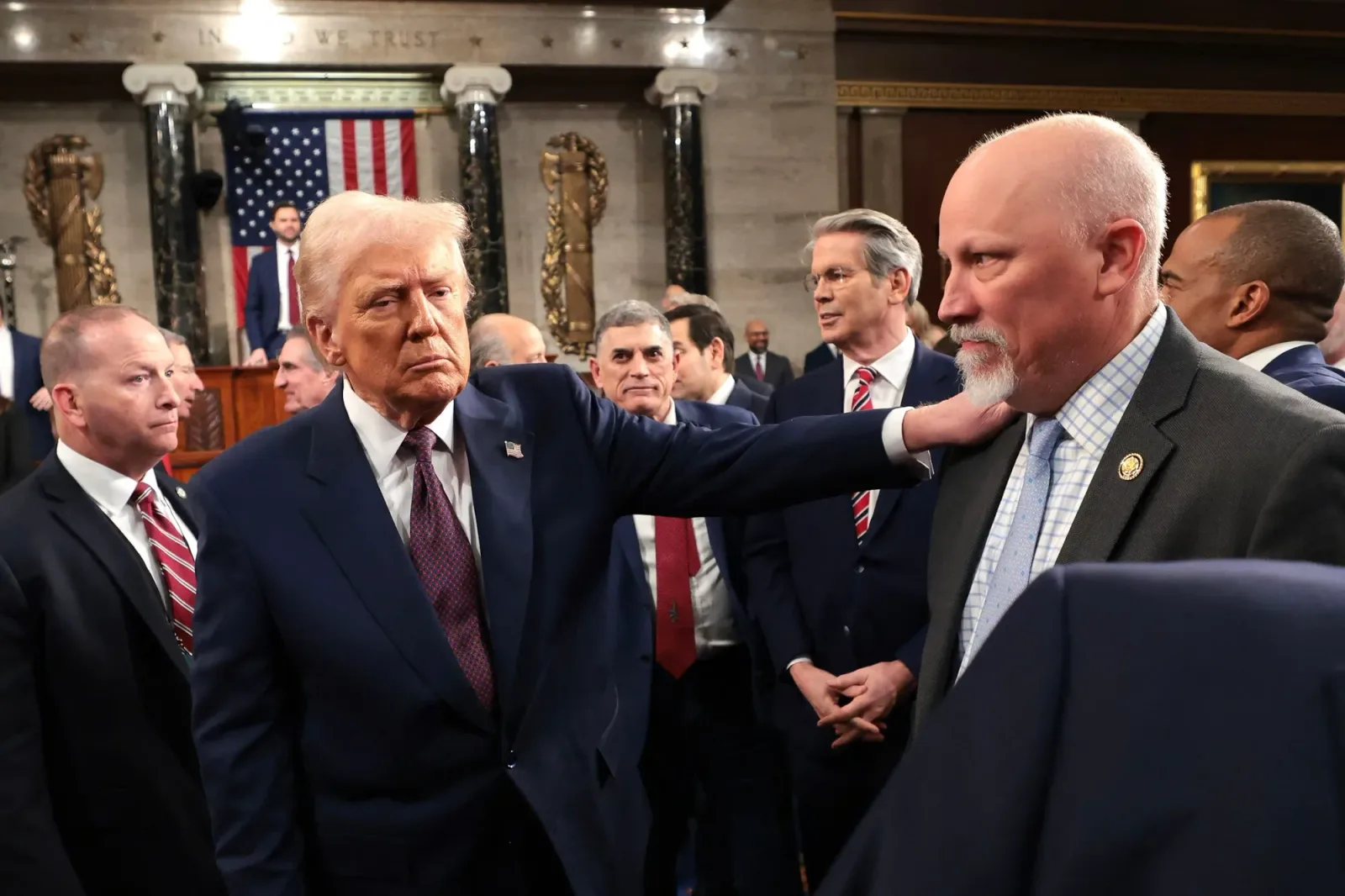 Donald Trump interacționând cu senatori în Congresul SUA.