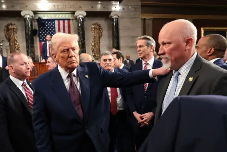Donald Trump interacționând cu senatori în Congresul SUA.