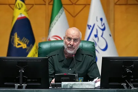 Mohammad Bagher Ghalibaf discutând despre petrolul iranian și sancțiuni.