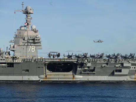 Portavion american cu elicoptere în acțiune pe mare.