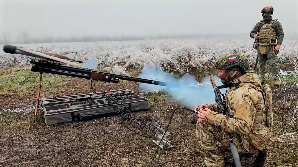 Soldați ruși pregătesc o operațiune militară în condiții dificile.