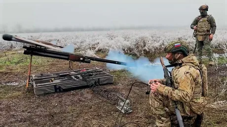 Soldați ruși pregătesc o operațiune militară în condiții dificile.