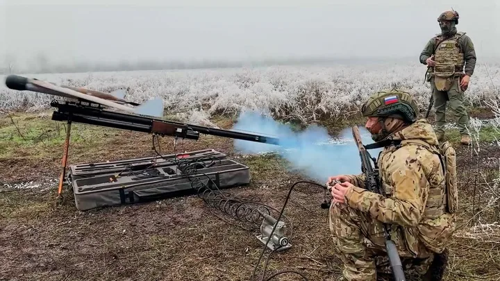 Soldați ruși pregătesc o operațiune militară în condiții dificile.