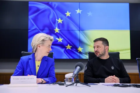 Ursula von der Leyen discutând cu Volodimir Zelenski în contextul vizitei la Kiev.