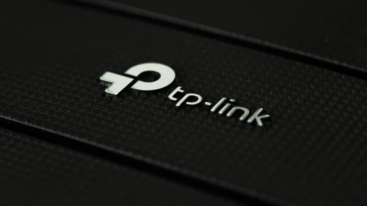 Logo TP-Link pe un fundal texturat, simbolizând inovația în tehnologie.