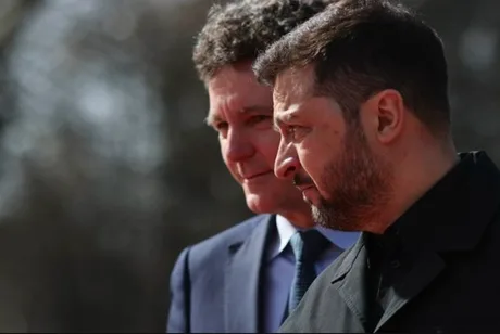 Volodimir Zelenski și Nicușor Dan discutând despre drona căzută la Galați.