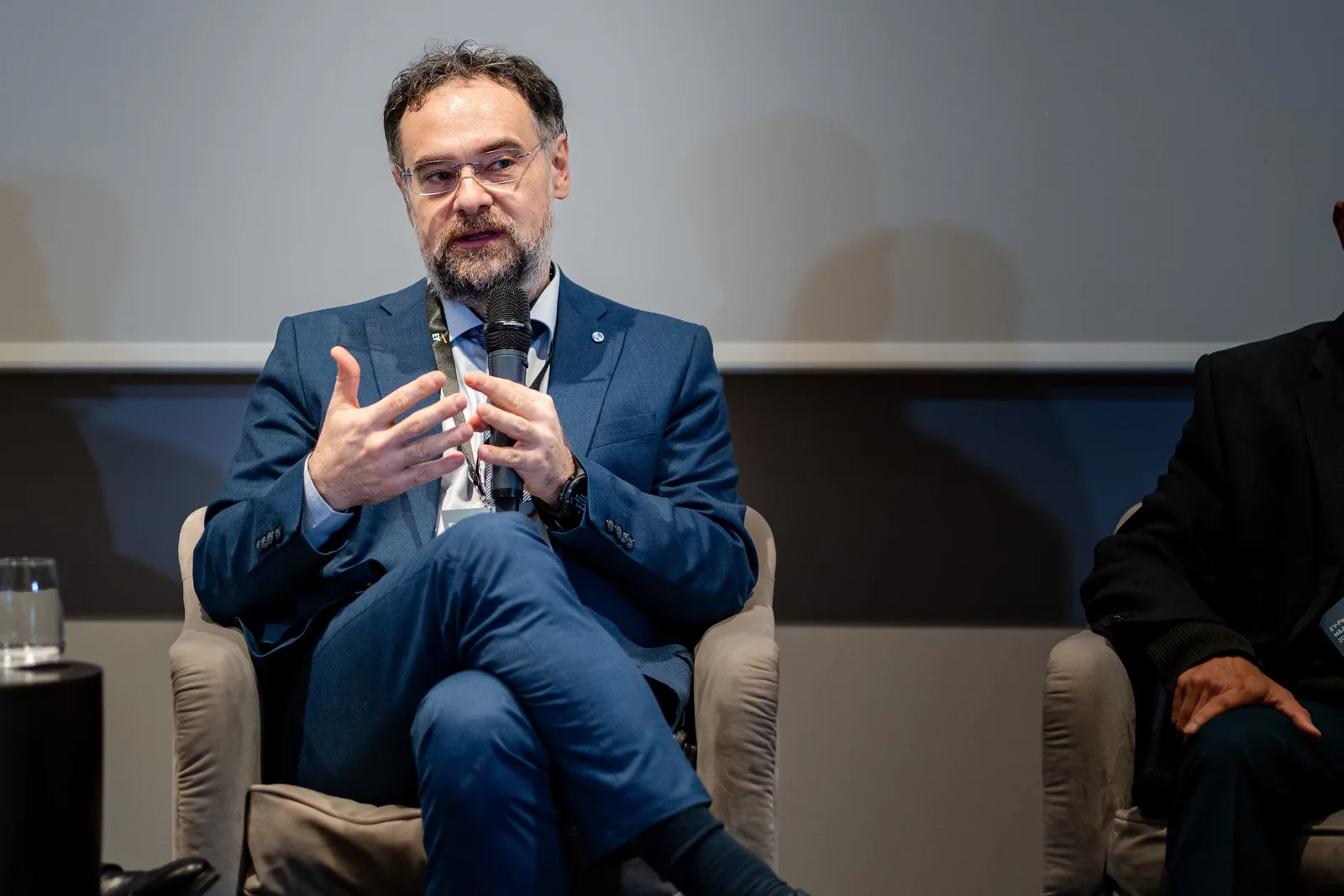 Adrian Codirlaşu discutând despre riscurile economice ale României.