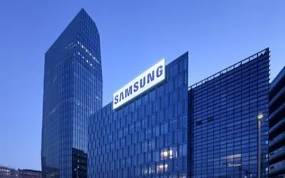 Sediul Samsung Electronics iluminat seara, cu arhitectură modernă.