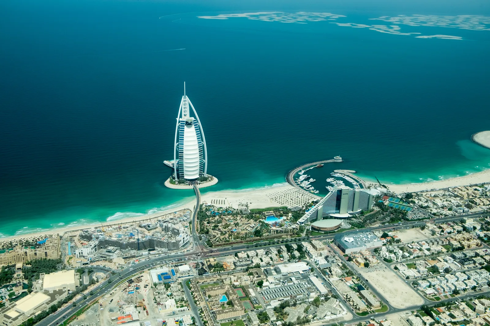 Vedere panoramică asupra plajei și clădirilor din Dubai.